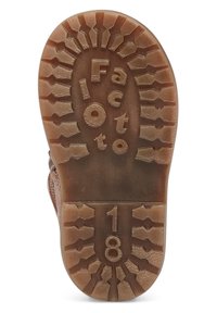 Hnědá gumová podešev boty s texturovaným vzorem, embossované logo "Facto" a velikost "18." Má hluboké drážky pro přilnavost.