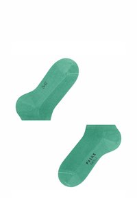 Grüne Knöchelsocken aus weichem Material mit glatter Textur. Merkmale eine minimale Markenpräsenz mit "FALKE" in Schwarz gedruckt.