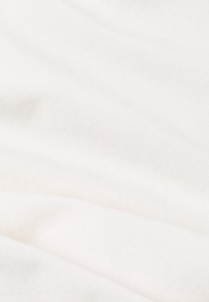 Tissu en coton blanc avec une texture lisse et un léger éclat, présentant des plis doux et une apparence uniforme, idéal pour les vêtements ou les accessoires.