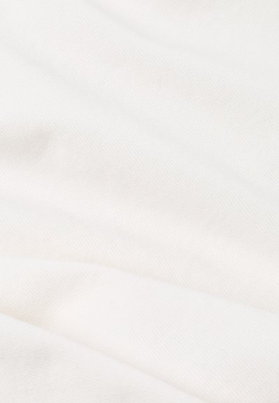 Weißer Baumwollstoff mit glatter Textur und subtiler Satin-Optik, der sanfte Falten und ein einheitliches Erscheinungsbild zeigt, ideal für Bekleidung oder Accessoires.