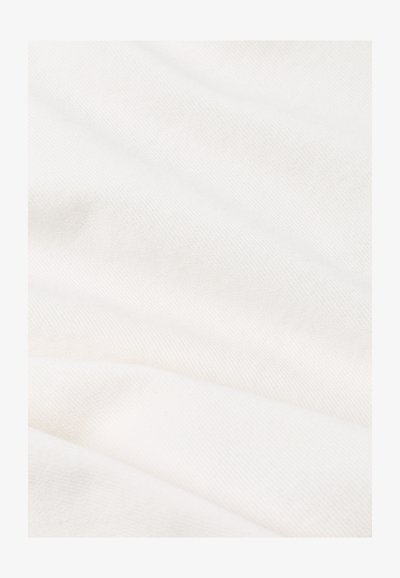 Weißer Baumwollstoff mit glatter Textur und subtiler Satin-Optik, der sanfte Falten und ein einheitliches Erscheinungsbild zeigt, ideal für Bekleidung oder Accessoires.