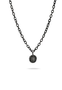 Zwarte metalen ketting met een kettingontwerp en een ronde hanger met een kompaspatroon en gestructureerde accenten.