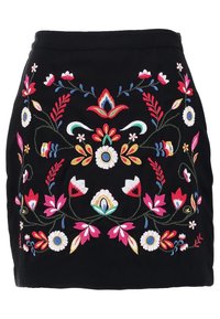 Černá sukně s barevným květinovým vyšíváním ve symetrických vzorech s červenými, růžovými, bílými, modrými, žlutými a zelenými nitěmi.