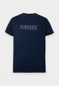 Ναυτικό μπλε βαμβακερό T-shirt με το "tommy JEANS" σε χρωματιστά γράμματα, κοντά μανίκια και κλασικό σχέδιο στρογγυλής λαιμόκοψης.