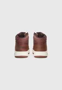 Zapatillas altas con parte superior de malla color burdeos y acentos de cuero marrón, con suela de goma blanca y detalle de logo en la parte trasera.