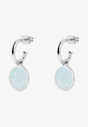 Sølv hængende øreringe med en lys blå smiley face emalje charm. Designet inkluderer en cirkulær form med hvide accenter rundt om kanterne.