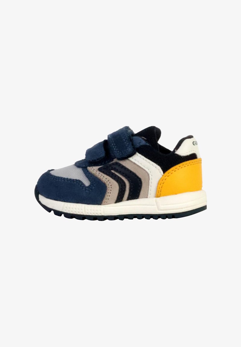 Sneaker blu e grigio con cinturino in velcro, caratterizzato da una superficie testurizzata, suola in gomma e accentuazione gialla sul tallone. Design a profilo basso con strisce in contrasto.