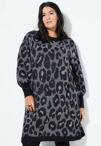 Grijze sweaterjurk met luipaardprint en zwarte accenten. Heeft een losse pasvorm, ronde halslijn en geribde boorden. Zachte gebreide textuur.
