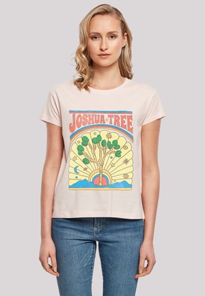 Rosa Baumwoll-T-Shirt mit einer lebhaften Illustration eines Joshua-Baums, der Sonne und Bergen, kurzen Ärmeln und einem lässigen Schnitt.