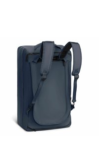 Zaino rettangolare blu navy con spallacci regolabili imbottiti, maniglia superiore e diversi scomparti con cerniera, visto da dietro.