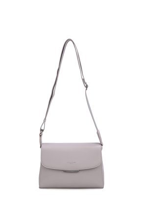 Sac à bandoulière rectangulaire en cuir gris clair avec fermeture à rabat et sangle réglable, détail métallique minimal au centre avant.