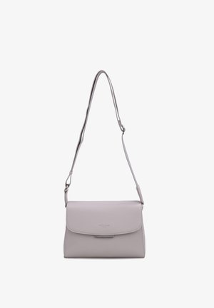 Lichtgrijze rechthoekige leren schoudertas met klepsluiting en verstelbare riem, minimale metalen detail aan de voorzijde in het midden.