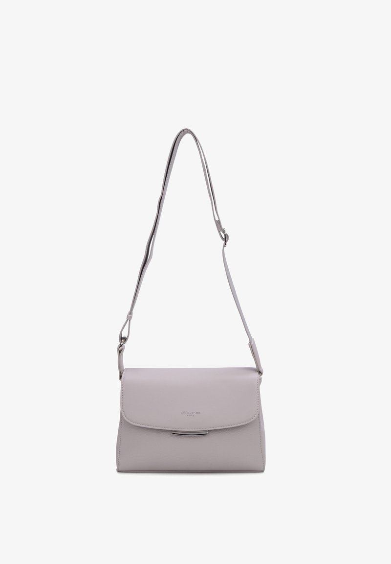 Sac à bandoulière rectangulaire en cuir gris clair avec fermeture à rabat et sangle réglable, détail métallique minimal au centre avant.