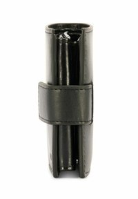 Czarny skórzany portfel zamknięty zszytym paskiem, pokazany w pozycji pionowej na białym tle.