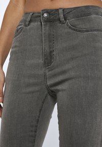 Noisy May NMSALLIE - Flared Jeans - light grey denim