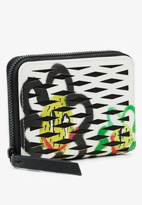 Witte portemonnee met uitgesneden diamanten patronen, versierd met graffiti-stijl gele smiley gezichten en groene accenten. Zwarte rits en banddetails.