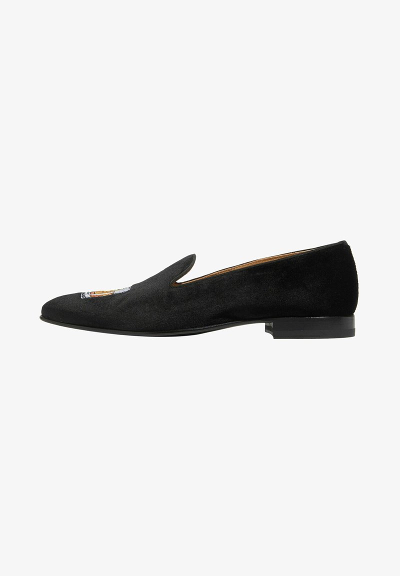 Sorte fløjl slip-on sko med spids tå og lav hæl. Indeholder et broderet design foran, der viser detaljerede detaljer.