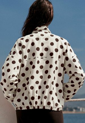 Next, REGULAR FIT - FUNNEL NECK BOMBER JACKET - Kevyt takki - white chocolate brown polka dot