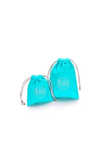 Dos bolsas de tela turquesa para joyas con cierres de cordón, que presentan un logo plateado "Elli" en la parte frontal. Una bolsa es más pequeña que la otra.