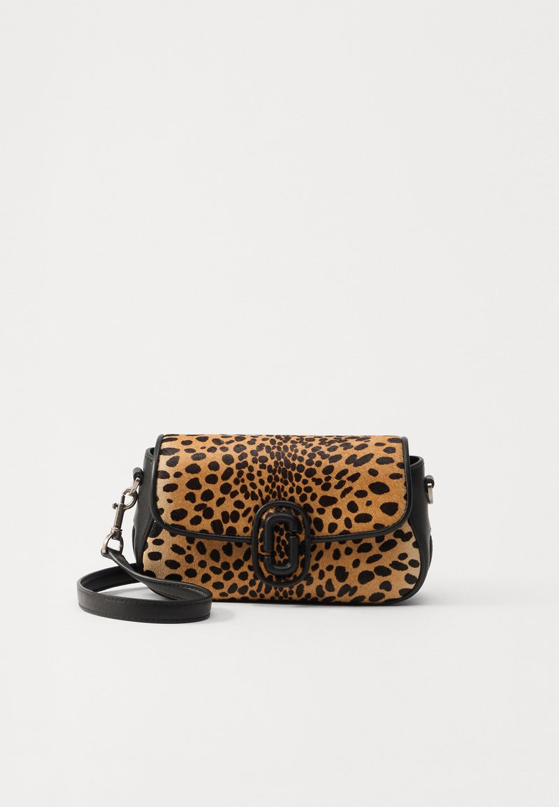 Kleine rechteckige Schultertasche mit Vorderseite aus Leopardenfell, schwarzen Lederseiten und einem schwarzen ovalen Verschluss mit einem angehängten schwarzen Lederriemen.