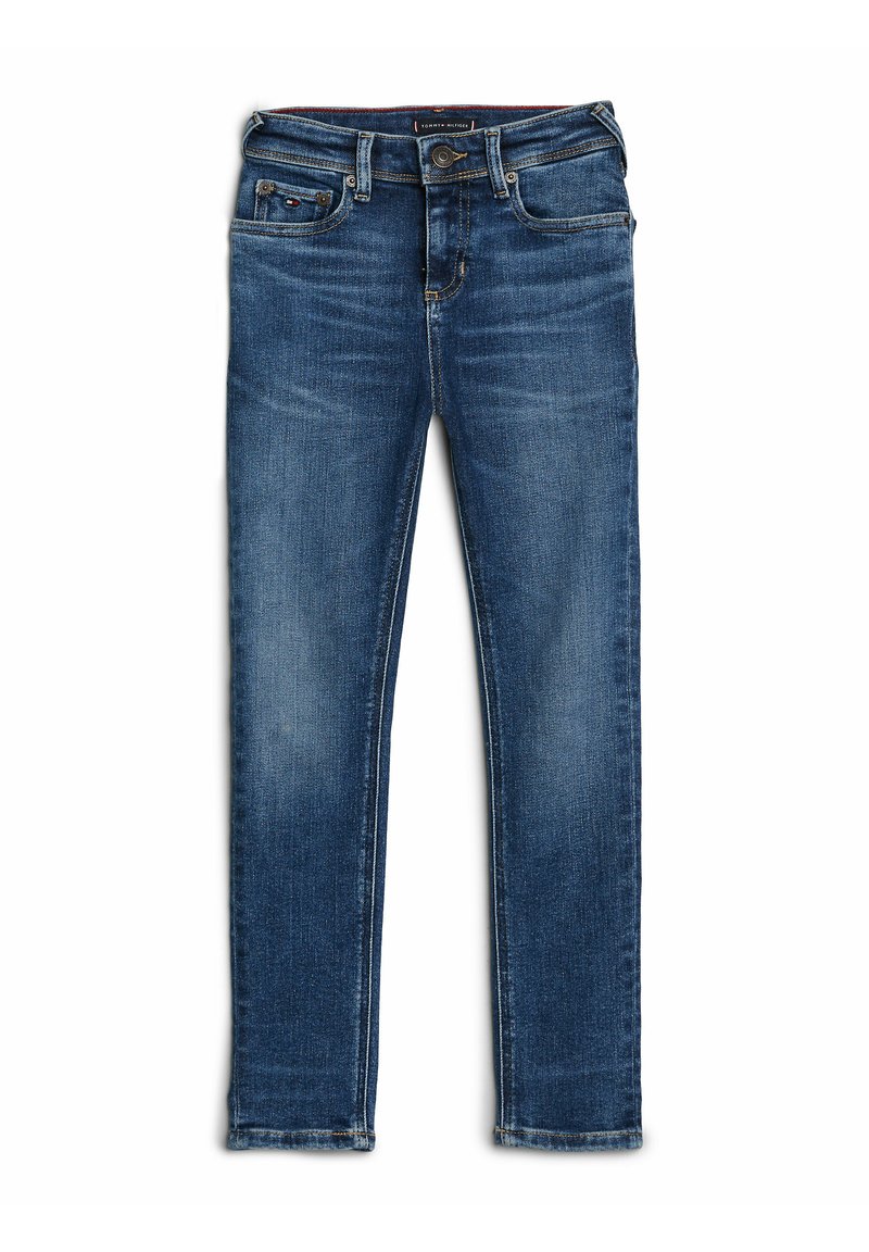 Wąskie, ciemnoniebieskie dżinsy z lekkim przetarciem, pięć kieszeni, szlufki na pasek oraz zamek błyskawiczny. Nieobrobiony brzeg przy kostkach.