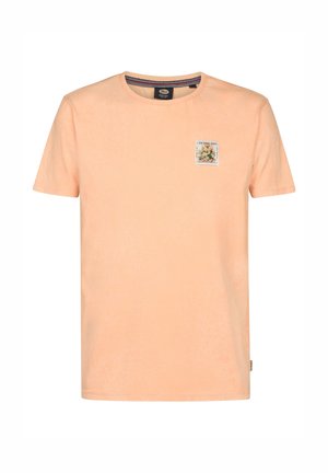 Lichtoranje T-shirt met korte mouwen en een ronde hals, voorzien van een kleine bloemenpatch en de tekst "PETROL IND" op de linkerborst.