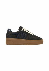 Baskets en suede noir avec une semelle brune rembourrée, un accent bleu marine sur le côté et des lacets blancs. Présente une pointe arrondie et un col rembourré.