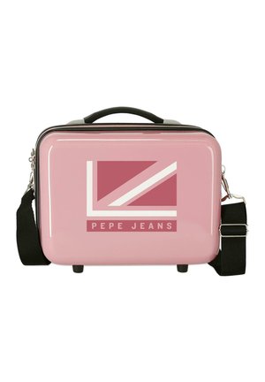 Maletín rígido rosa con asa y correa negras, con un logo estilizado de bandera y el texto "PEPE JEANS" en el panel frontal.