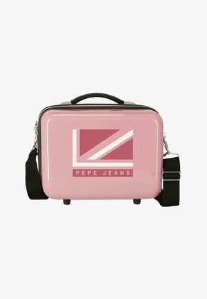 Maletín rígido rosa con asa y correa negras, con un logo estilizado de bandera y el texto "PEPE JEANS" en el panel frontal.