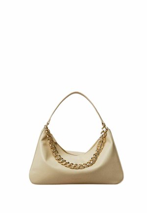 Borsa beige con una texture liscia, design geometrico e tracolla a catena. Presenta un'apertura ampia e un branding minimalista sulla parte anteriore.