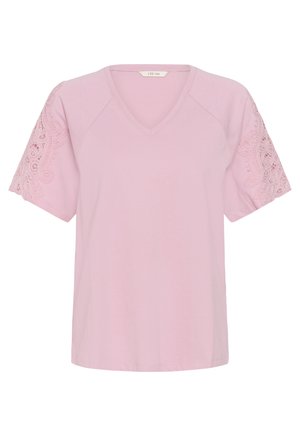 Hele roosa lühikeste varrukatega topp, V-kaelusega ja pitsiliste lillemustriliste detailidega varrukatel, kaelal sildiga "CREAM".