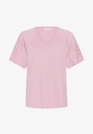 Hele roosa lühikeste varrukatega topp, V-kaelusega ja pitsiliste lillemustriliste detailidega varrukatel, kaelal sildiga "CREAM".