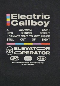 Černé tričko s bílým textem. Obsahuje fráze "Electric Callboy" a "Elevator Operator." Zahrnuje barevné horizontální pruhy.