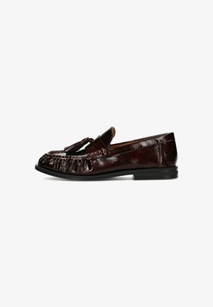 Donkerbruine glanzende leren loafer met kwastdetail, gestikte moc-toe en lage zwarte zool, getoond in zijaanzicht op witte achtergrond.