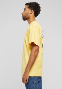 Karl Kani SMALL SIGNATURE BURGER  - Camiseta estampada - yellow