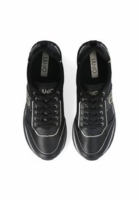 Schwarze Sneaker mit einem glatten Lederobermaterial, silbernen Akzenten, runden Schnürsenkeln und einer abgerundeten Zehenpartie. Verfügt über Logodetails und Nietenverzierungen.