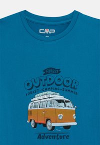 Kortærmet turkis t-shirt med illustration af en orange vintage varevogn, hvid tagbøjle og teksten "Outdoor Adventure" i sort.