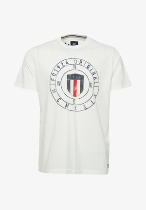 Bijela pamučna majica s okruglim grafičkim uzorkom u središtu koja prikazuje štit s plavim, crvenim i bijelim prugama, uz natpis u mornarskoj plavoj boji.