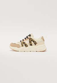Sneakers con un design beige e stampa animale, materiali in rete e camoscio, lacci neri e suola in gomma testurizzata con forma curva.