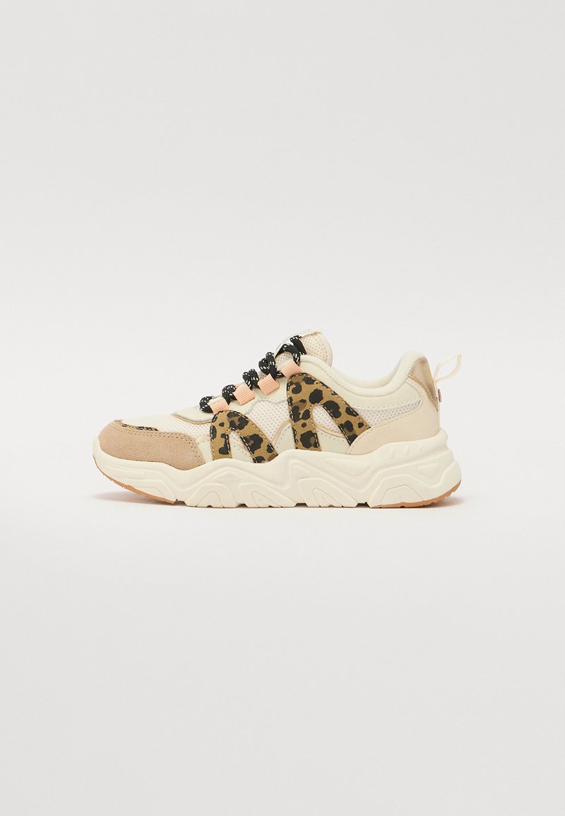 Sneakers con un design beige e stampa animale, materiali in rete e camoscio, lacci neri e suola in gomma testurizzata con forma curva.