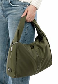 Borsa a spalla in nylon verde oliva con un ampio design morbido, accentuata da una catena argentata e una tasca con zip; spaziosa e con una texture durevole.