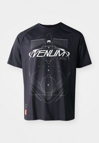 T-shirt noir à manches courtes avec un design graphique blanc géométrique, incluant des lignes et du texte, avec une étiquette en bas à gauche.