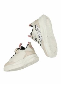 Baskets épaisses blanches et beiges avec des touches roses, doublure intérieure noire et logo latéral noir et blanc audacieux, une chaussure montrant le motif de la semelle.