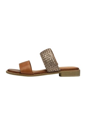Sandale en cuir marron avec une large bride métallique tissée, semelle plate et accents texturés ; présente un design minimaliste et des couleurs contrastantes.