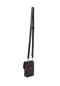 Geantă crossbody din piele faux-crocodile maro, cu curea ajustabilă, închidere tip snap și două sloturi pentru carduri în față. Detaliu cu suprafață texturată.