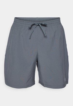 Shorts de sport gris avec une taille élastique et un cordon de serrage ajustable. Tissu léger avec une texture lisse, présentant un logo subtil sur le côté.