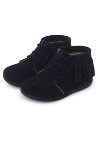 Stivaletti alla caviglia in feltro morbido di colore blu navy, con apertura a lacci e frange laterali. Punta arrotondata e suole in gomma flessibile per un comfort ottimale.