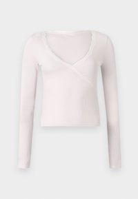 Top a maniche lunghe di colore rosa chiaro, con una texture a coste e una scollatura a V, messa in risalto da un bordo in pizzo bianco lungo il colletto.