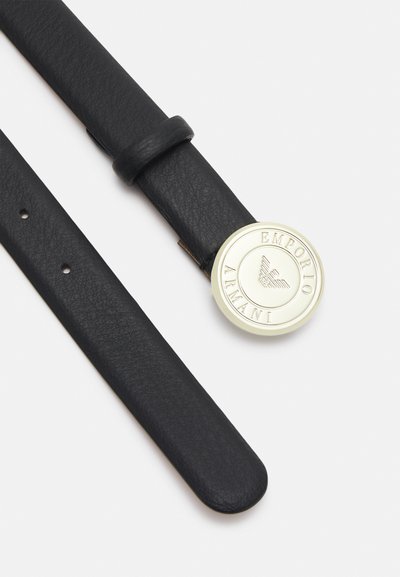 Cinturón de cuero negro con una hebilla redonda en tono dorado grabada con "Emporio Armani". El cinturón tiene un acabado texturizado y un borde suave.