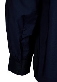 Camicia a maniche lunghe blu navale con polsini a banda, dotata di due bottoni neri e di un tessuto liscio e testurizzato.